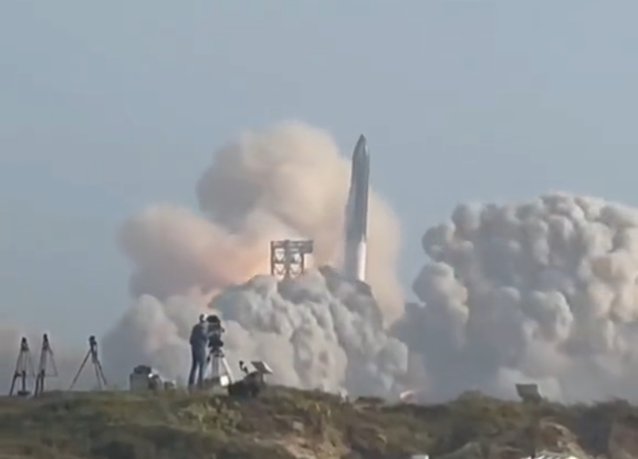 从网友拍摄的视频可见，星舰起飞就是歪的。