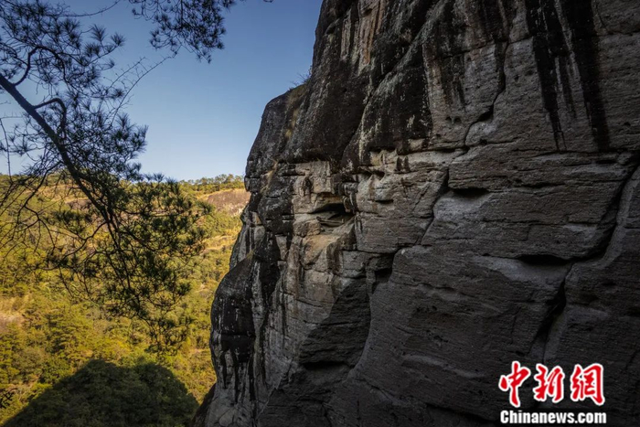 悬棺葬是中国古老先民们的一种独特葬俗，最早流行于南方古越人所居地域。余泽岚摄