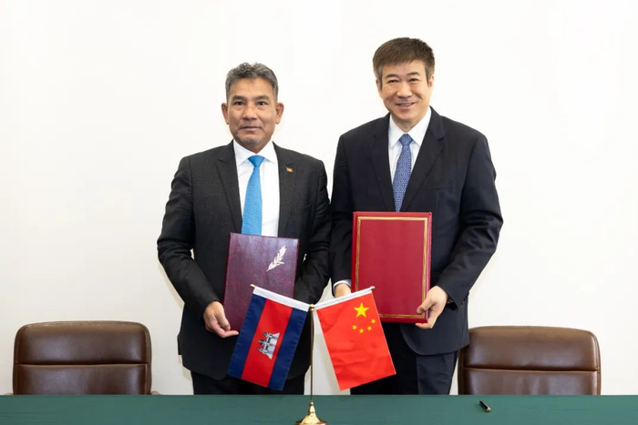 宋志勇会见柬埔寨民航国务秘书处大臣毛哈万纳一行（记者汪洋/摄）