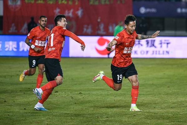 前两轮比赛，亚泰队的跑动总距离最多。