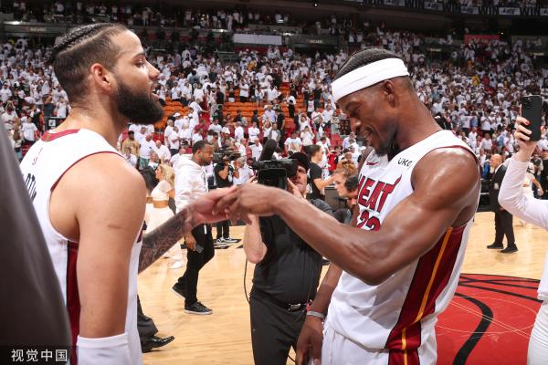 凯莱布·马丁（左）