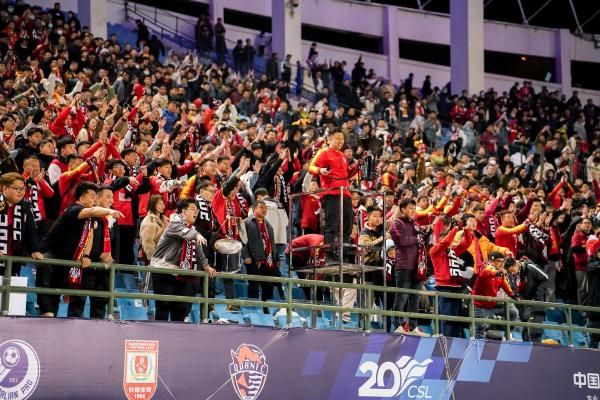 球迷的回归让中超找回了往日的热闹。