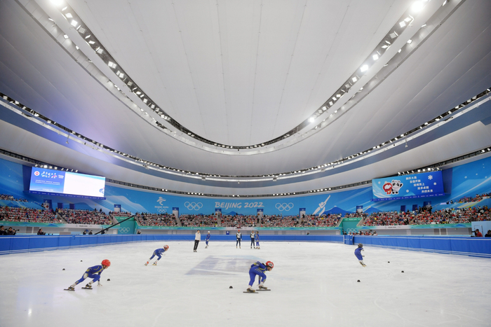 世界冠军林孟指导速滑队员技术动作并进行基本动作组合展示。