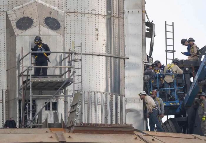 图中左侧脚手架位置就是液压油储罐外壳。