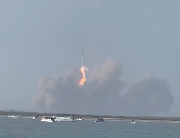 起飞后约3-5秒，观众视角星舰某台发动机发生了明显爆燃。