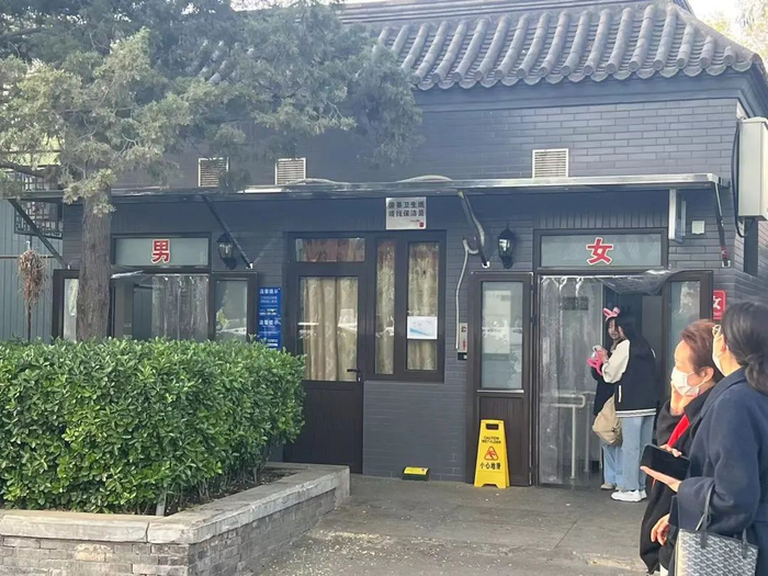 什刹海附近的公厕标有“需要卫生纸，请找保洁员”