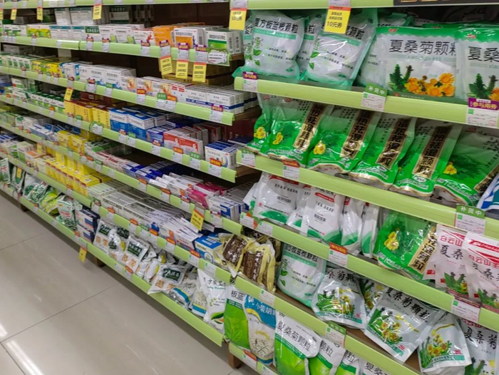  感冒药的货架仍是满满当当。/新周刊记者摄