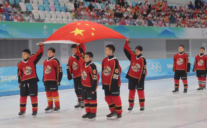 府学胡同小学的小运动员共同高擎五星红旗入场。新京报记者 李木易 摄