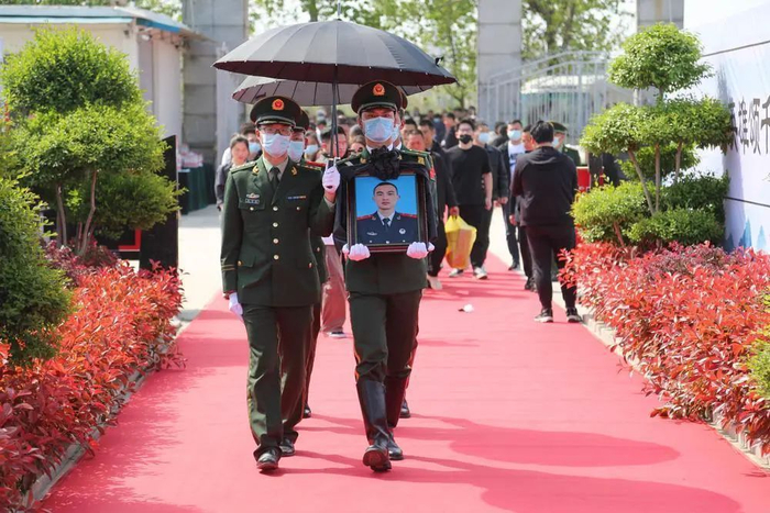 4月10日，安徽省阜阳市太和县万寿山烈士纪念碑广场举行汪晓龙烈士骨灰安葬仪式。广东海警局供图