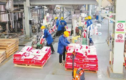 　　四川金象工厂内，工人们正在搬运产品。 四川金象供图