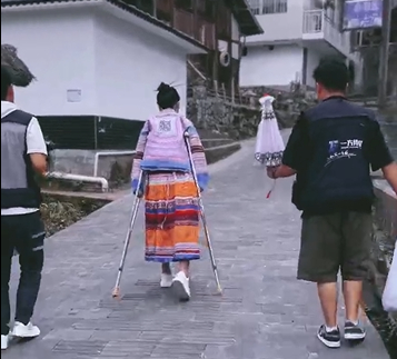 ▲受伤后经过几个月康复训练，刚能下地的吴姣姣就拄着拐开始拍摄。受访者供图