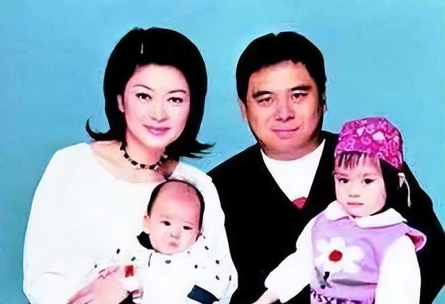 吉雪萍近况,她与老公以及女儿的罕见合影,她的爱情家庭一切都好__财经
