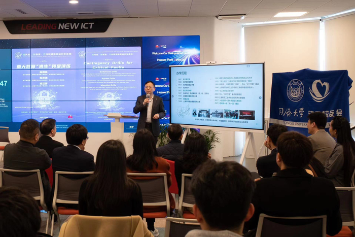 同济大学党委书记方守恩在论坛致辞，介绍同济大学办学情况。李宏策摄