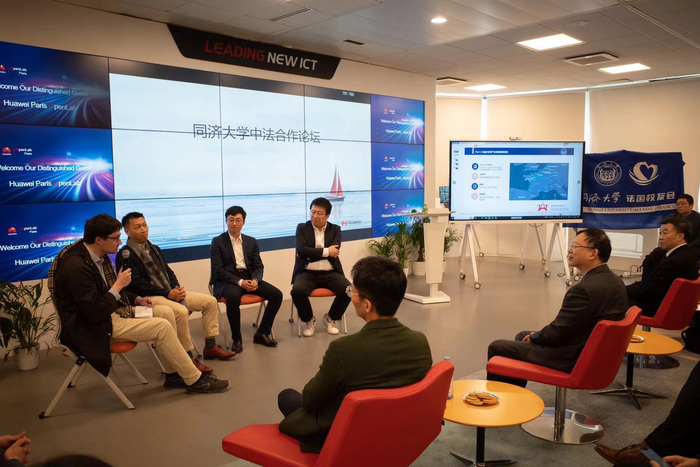 嘉宾围绕法国、欧洲的产业发展以及基础数学进行讨论。李宏策摄