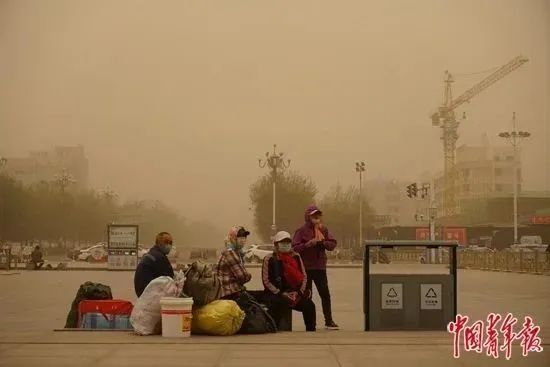  4月19日，内蒙古包头，一场沙尘暴抵达包头市区。李强 / 摄