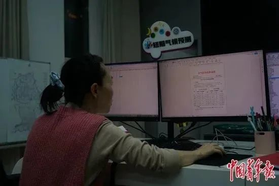  4月13日，内蒙古包头，包头市气象台首席预报员姚锦桃夜间制作天气实况信息通报，当时包头市达茂旗满都拉镇已出现沙尘暴天气。李强 / 摄