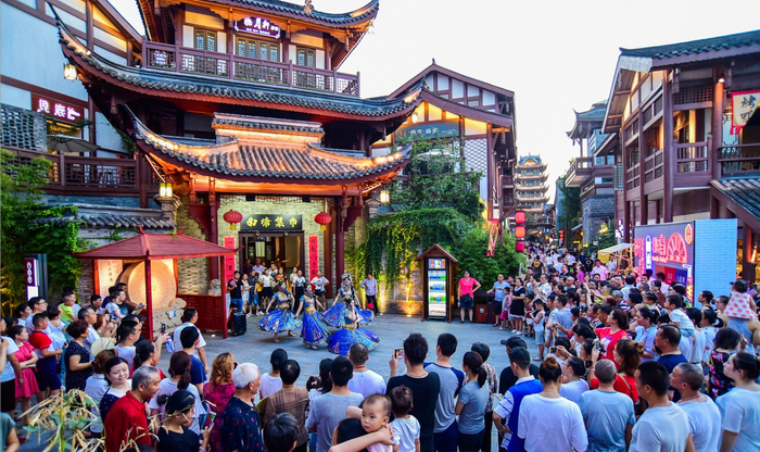 西流沱小镇南塘集市 融汇西流沱滨江旅游区供图