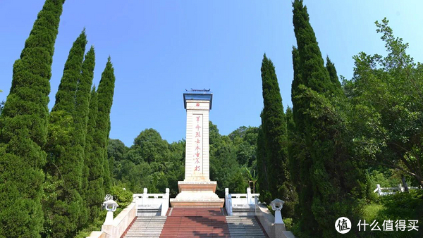 今天和同事一起去烈士陵园春游