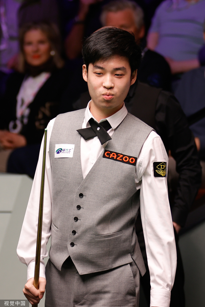 斯佳辉的成长经历并非一帆风顺。