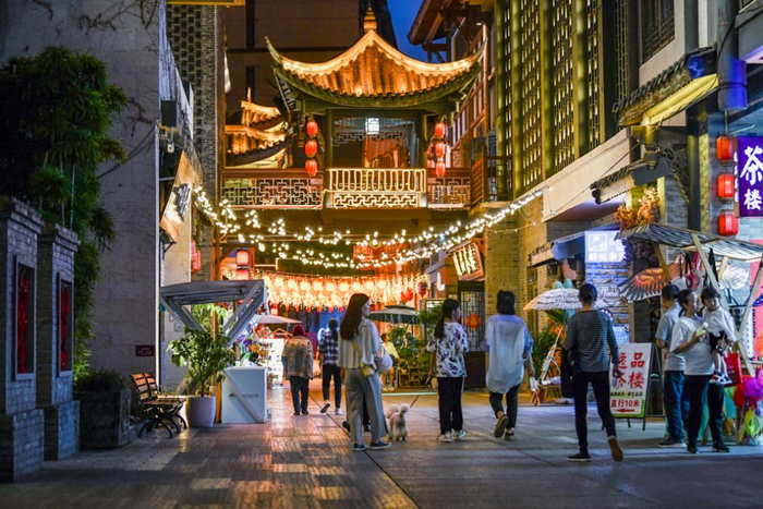 市民打卡西流沱小镇夜市 邹乐 摄