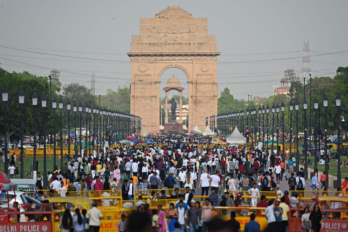 当地时间2023年4月23日，印度新德里，人们参观印度门。图/视觉中国