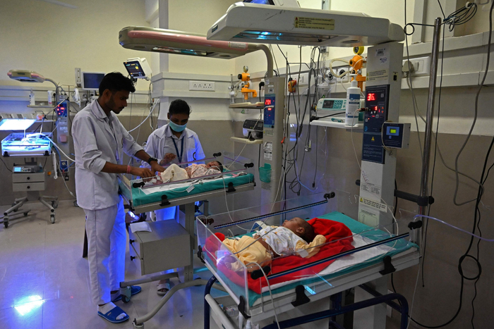 当地时间2022年10月13日，印度阿姆利则，一家医院的特殊新生儿护理病房里，新生儿躺在辐射加热器上。图/视觉中国