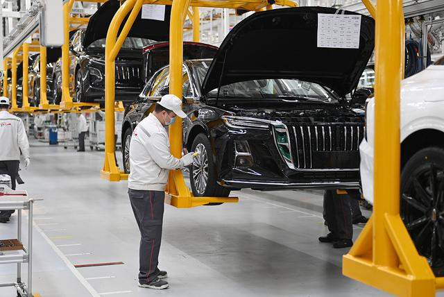 2023年3月16日，在长春的中国一汽红旗制造中心繁荣厂区，工人在底盘生产线作业。视觉中国 资料图
