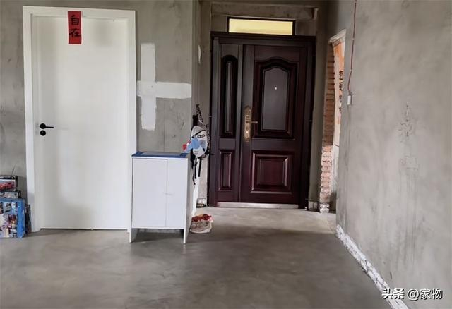 一家四口的500㎡毛坯房：为省钱，连腻子都不刮直接住，也是服了|毛坯房|水泥_新浪新闻