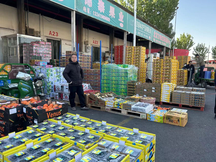 新发地进口水果交易区，“五一”节前进口水果大量上市。新京报记者 陈琳 摄