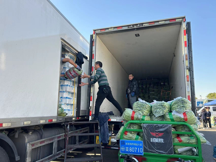 商户正在批发蔬菜，目前来自山东产区的豆角占据了大部分位置。新京报记者 陈琳 摄