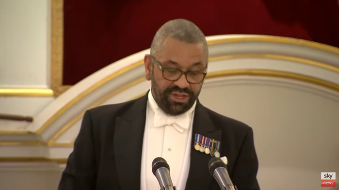 当地时间4月25日晚，英国外交大臣詹姆斯·克莱弗利发表政策演讲 视频截图