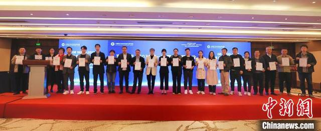 图为与会嘉宾合影，主办方供图。 