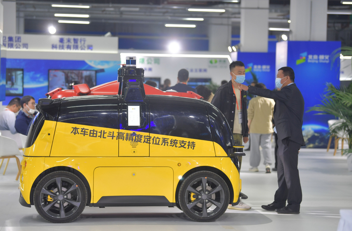 观众在参观一款由北斗定位系统支持的零售配送车。新京报记者 李木易 摄