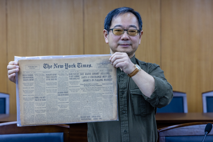 鲁照宁在展示本次捐赠的文物史料。侵华日军南京大屠杀遇难同胞纪念馆供图