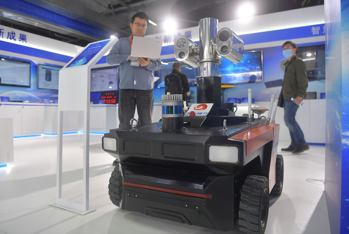工作人员在展示一款北斗防爆应急机器人的操作。新京报记者 李木易 摄
