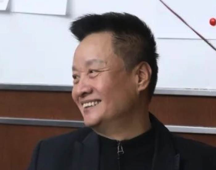 66岁阎维文举办庆功宴,论斤喝五粮液太豪爽,近照满脸皱纹显苍老
