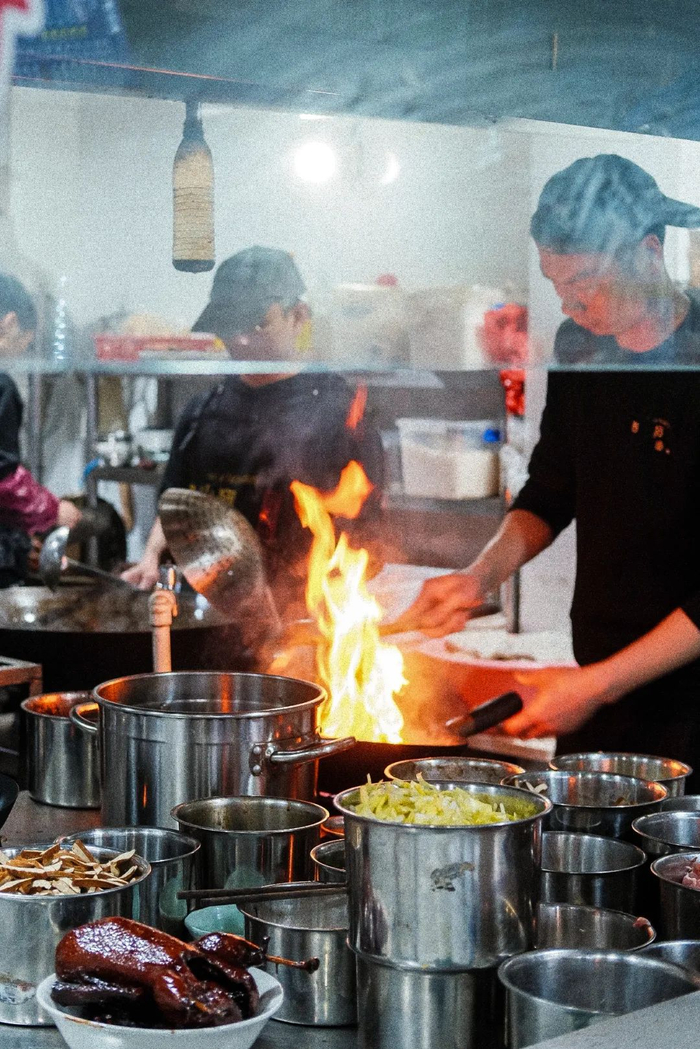 拌川的制作过程一定伴随着大火。摄影/Coffoodiee