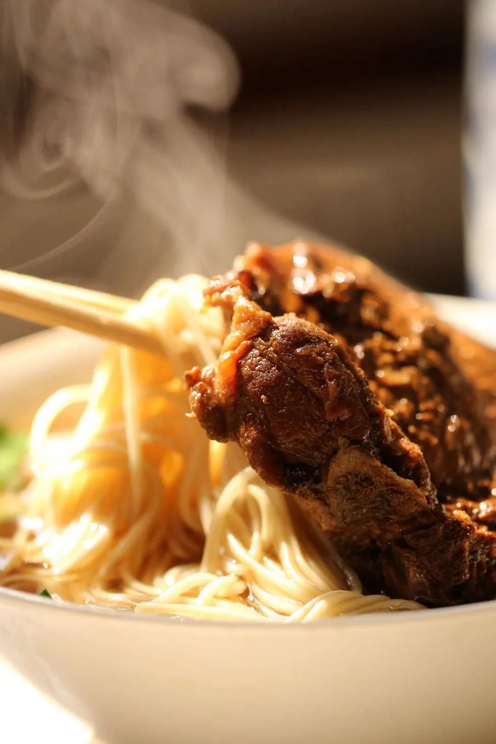  红烧大排面，咸甜鲜美。摄影/许志伟