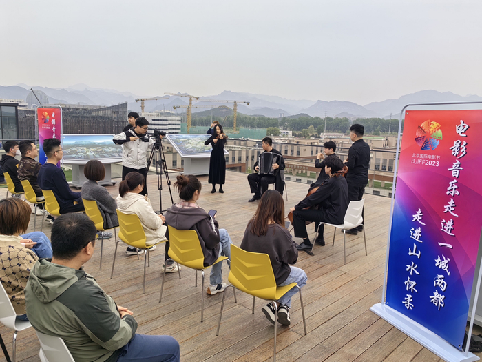 近日，电影音乐快闪走进怀柔科学城。受访者供图