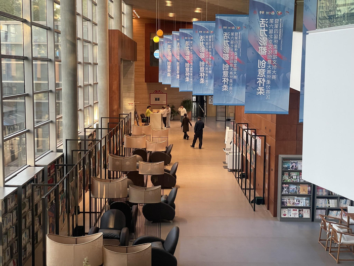 4月25日下午，杨宋镇综合文化中心大厅内部，有游客来参观。新京报记者 赵利新 摄