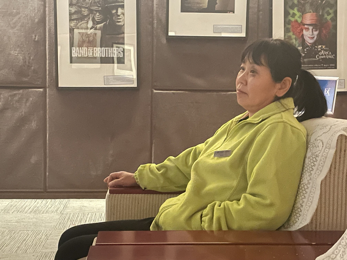 4月25日下午，怀柔区杨宋镇常住居民高玉华去杨宋镇综合文化中心电影放映室里去看电影。新京报记者 赵利新 摄