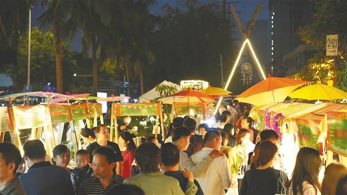 星州夜市内，市民游客络绎不绝。受访者供图