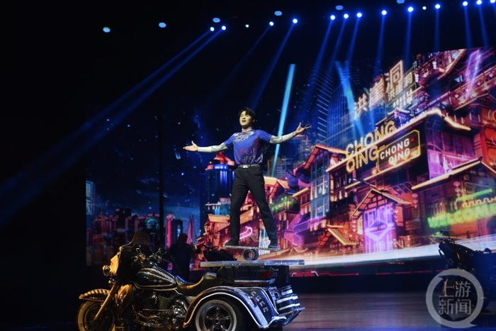 △演员们带领观众穿越到了洪崖洞