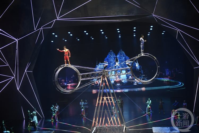 △4月26日晚，重庆杂技艺术团的杂技秀《极限快乐SHOW2》在重庆国际马戏城完成首演