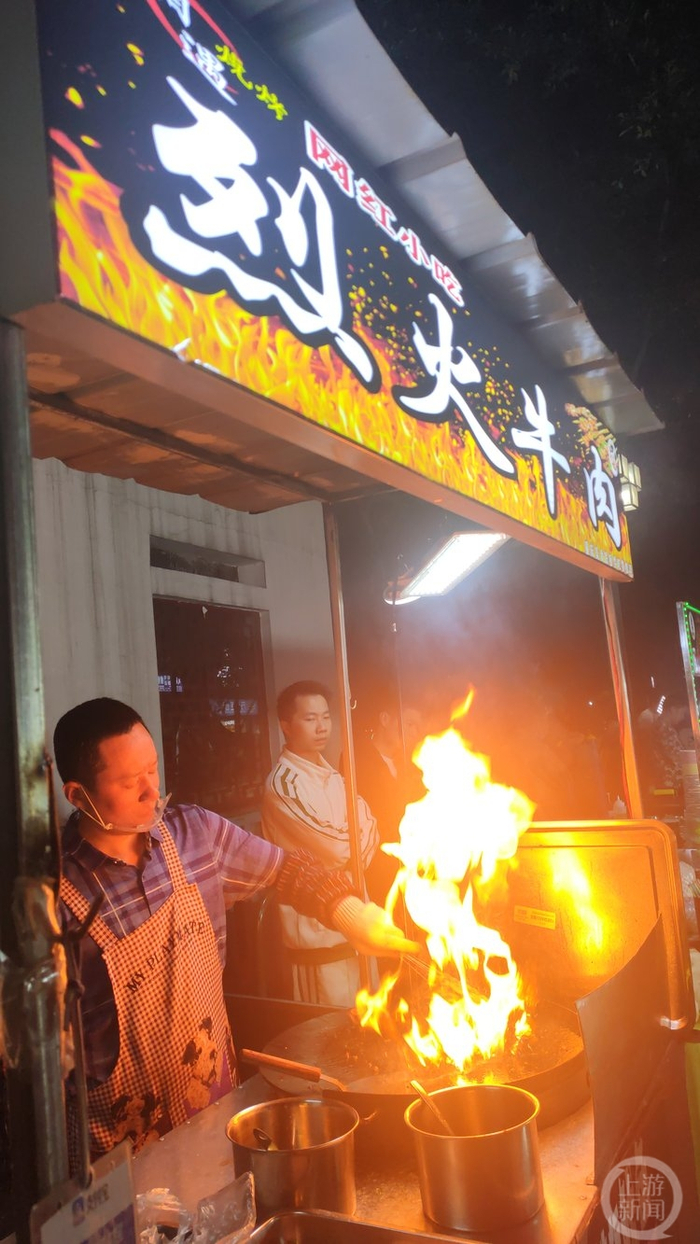 △引流前，民心佳园夜市摊主正在忙碌中