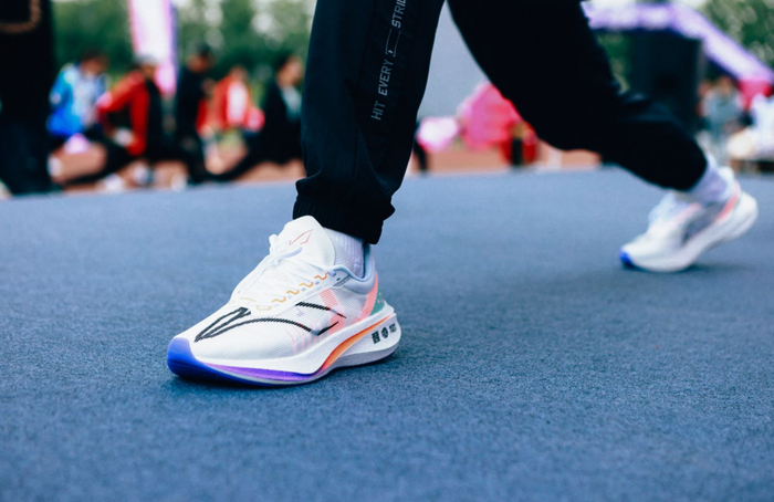 邢傲伟认为选择合适的跑步装备很重要。