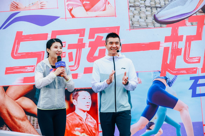 邢傲伟（右）。