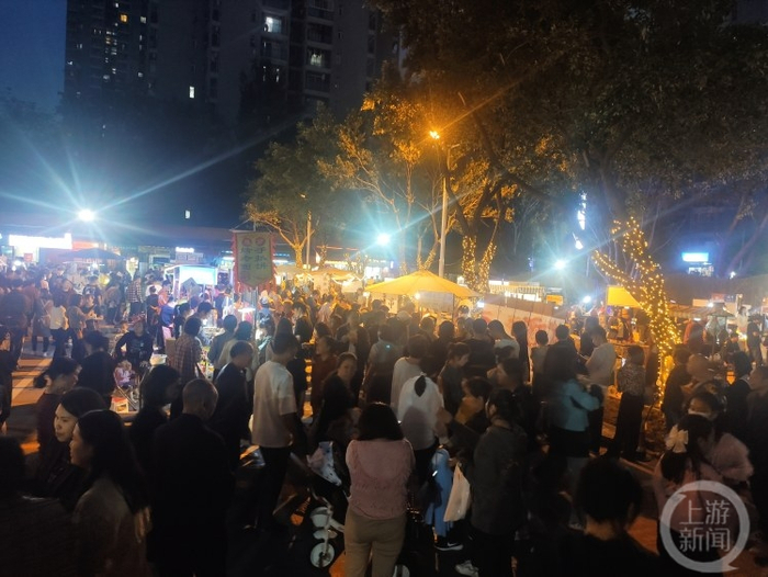 △民心佳园夜市新址试营业首日，人流众多