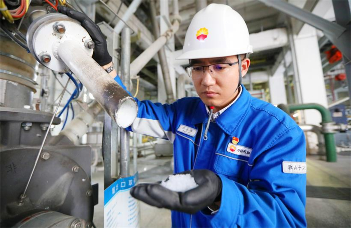 员工正在查看产品外观质量。李秦 摄