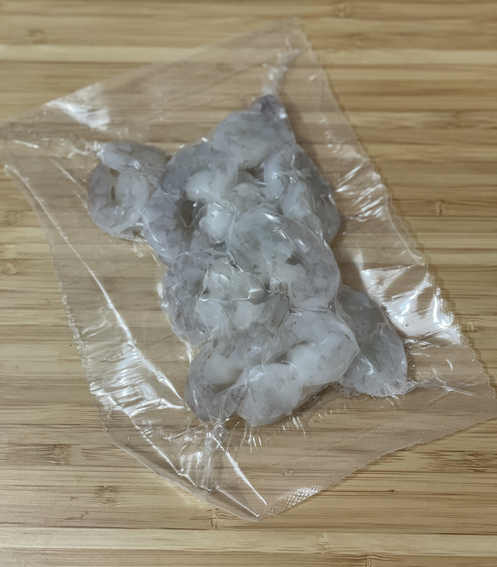 有保水剂的冷冻虾仁。拍摄：Yokan